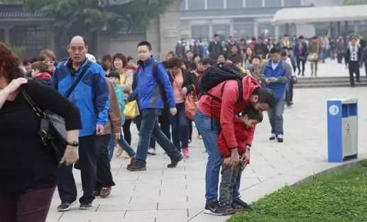 别再说中国人素质差了，看看外国到中国旅游的人