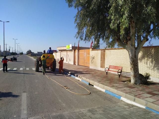 伊朗街道也变成空荡荡，只有消毒人员在工作