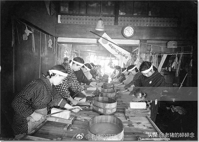 日本全民侵华的铁证，图二是岛根县日本女学生正打磨屠刀！