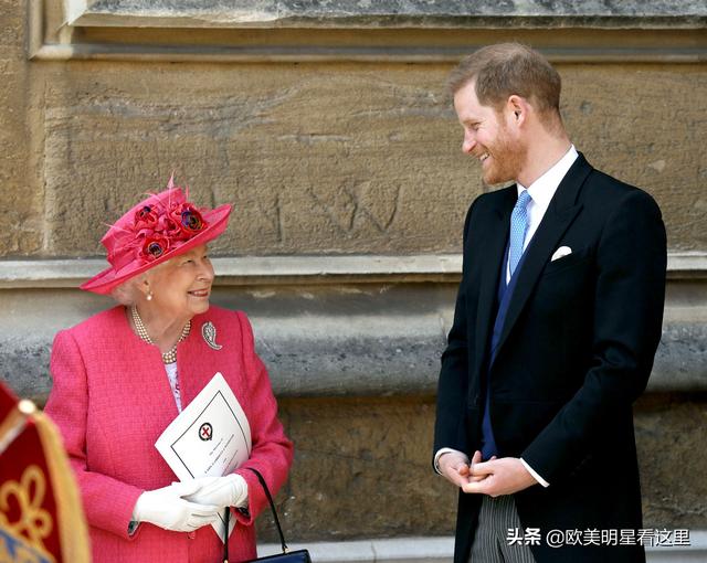 为什么英女王更加宠爱哈里王子，从老照片的温馨时刻见证玄机