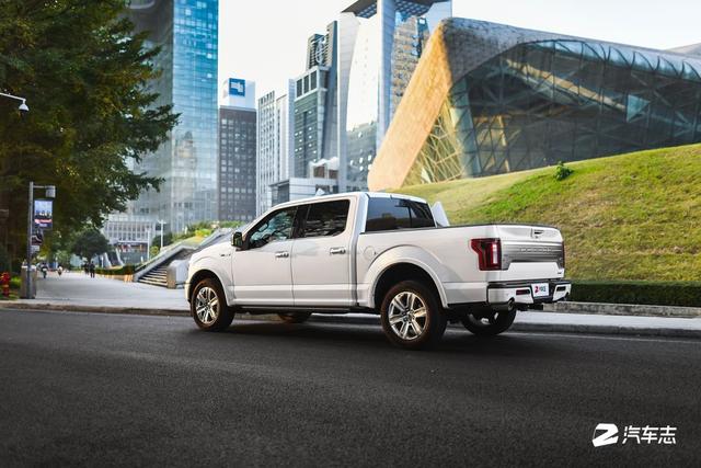 坐上一辆全地形头等舱的豪华皮卡，出发去一万种征途的自由世界