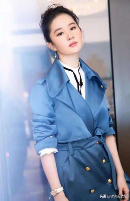 刘亦菲气质非一般，穿一字肩针织衫配半身裙，32岁美得不像话