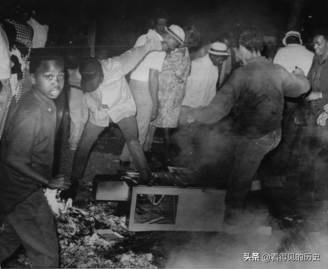 60年代美国种族骚乱，白人警察大战黑人青年，下手可真狠