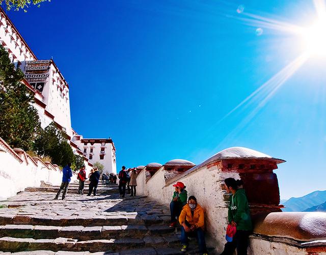 川藏线上驴友众多，为何穷游女更容易搭车，司机：他们“懂规矩”