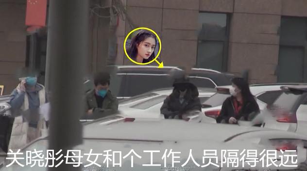 关晓彤母女全副武装发热门诊就医，气氛感觉不对劲