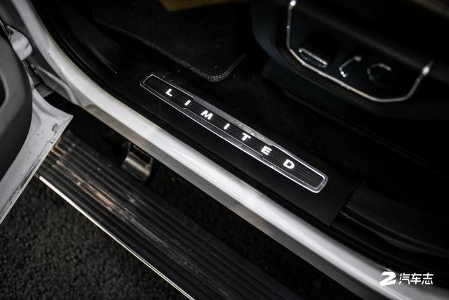 坐上一辆全地形头等舱的豪华皮卡，出发去一万种征途的自由世界