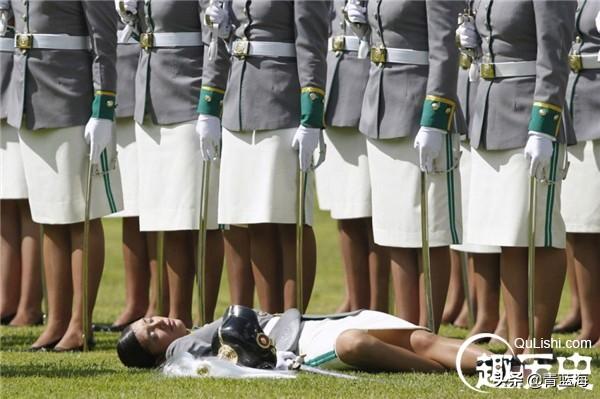 各国女兵方阵谁最美？日本：像刚从写字楼下班的女白领