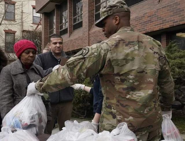 美国50州全部陷入疫情，百万美军为何不救灾？只因要遵守契约精神