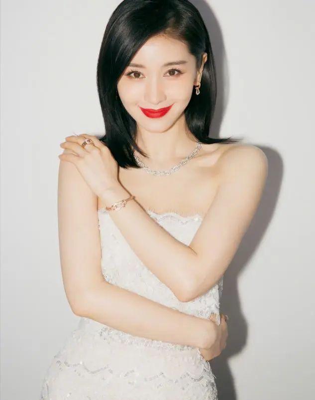 王子文留长发像变了个人！双腿细得连靴子都填不满，太瘦了也不好