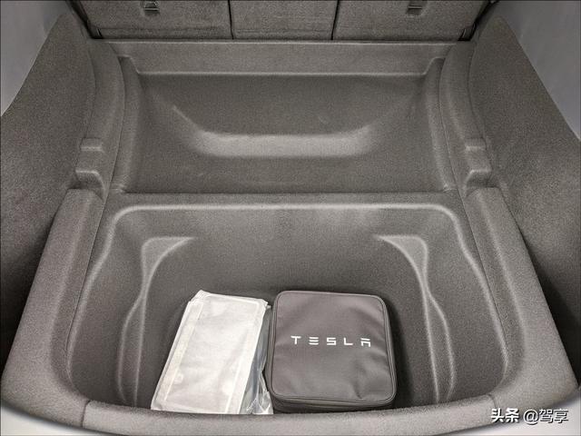 特斯拉Model Y多圖特寫：車主直呼後備箱真大，與Model 3對比差異