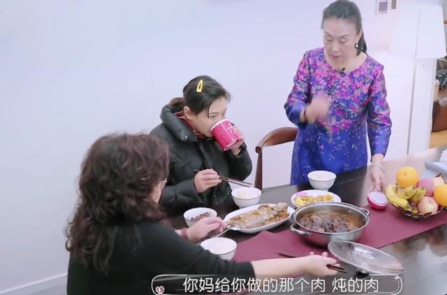 何雯娜哪里委屈？婆婆好心炖肉却道歉三次，梁超频频苦笑掩饰尴尬