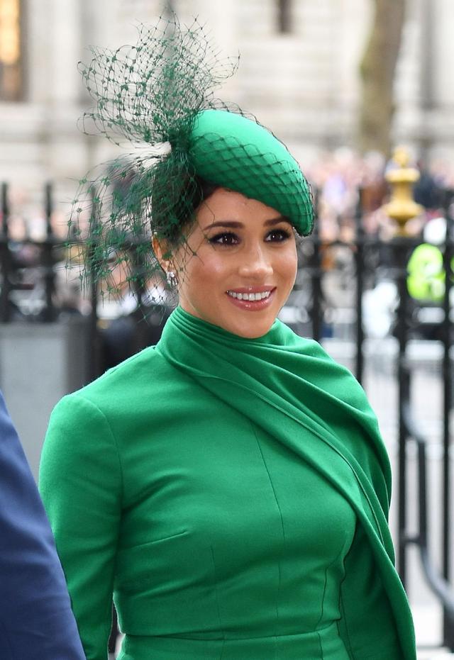 凯特梅根同框较量，全程零交流，梅根主动搭话被无视气坏哈里