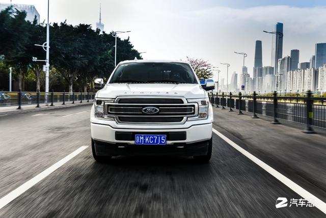 坐上一辆全地形头等舱的豪华皮卡，出发去一万种征途的自由世界