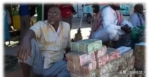 在越南大街上，为什么摆放成堆的人民币？游客：不担心被抢吗？