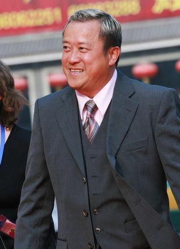 两任妻子，20年的痴情，也唤不回曾志伟的真心