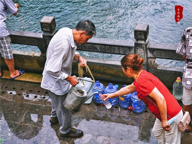 山东济南实录：老济南人的一天，从黑虎泉打水开始