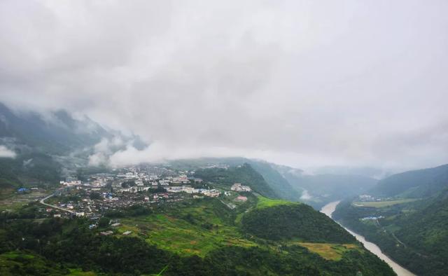 中国十大最美公路，穿山跨湖、盘山迷宫、腾云驾雾…惊险又绝美