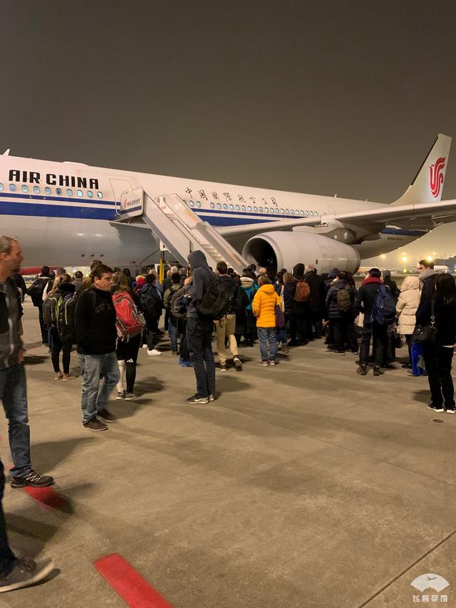 往返票价18000多元！打卡中国载旗航空的商务舱，飞机餐你给几分