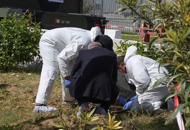 武装分子自杀式袭击美国大使馆，现场一地碎片，致死伤多人