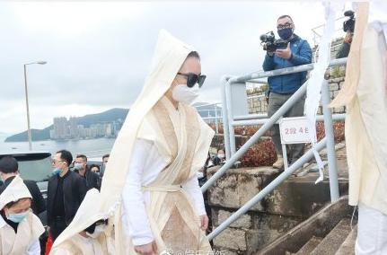 郭富城捧遗照送母亲最后一程，方媛父母现身拜祭，葬礼被全程跟拍