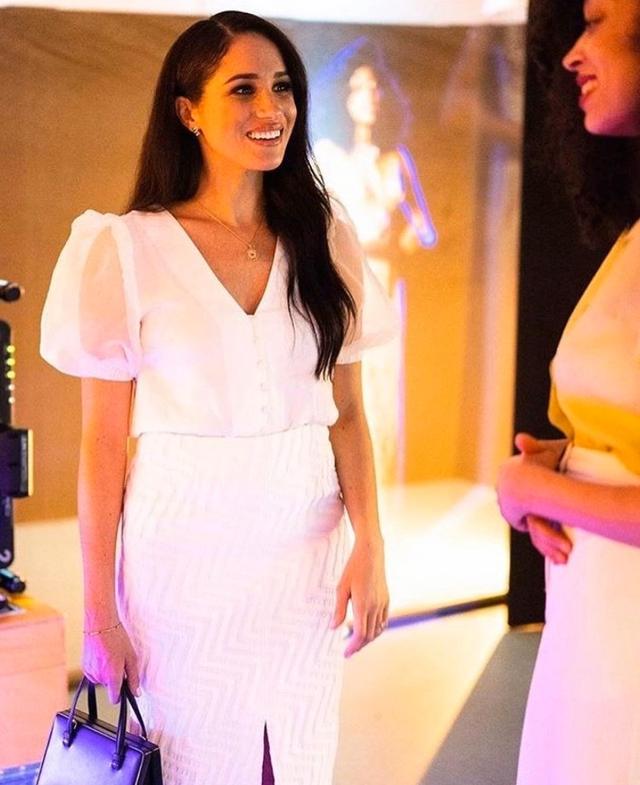 梅根回伦敦后的造型尽显时尚