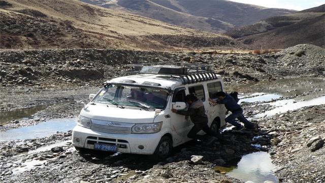 爲啥川藏線上那麽多豪車，卻沒有人拖回自己家呢？當地居民告訴你