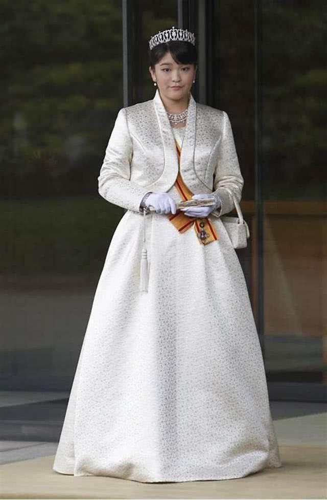 真子小室圭让日本皇室头疼，像极了哈里梅根，纪子妃或拗不过公主
