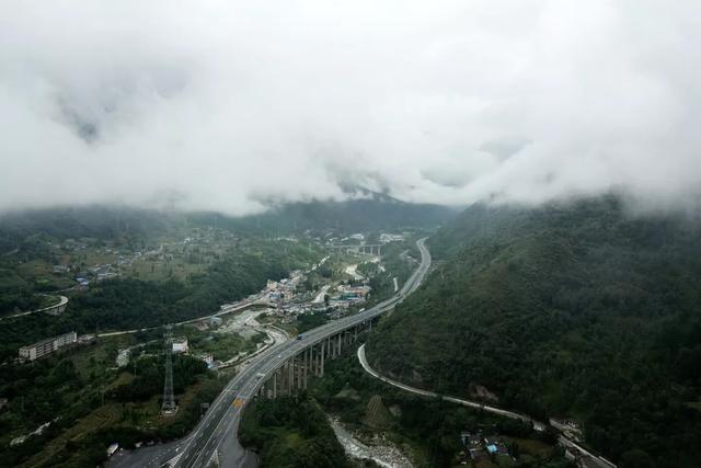 中国十大最美公路，穿山跨湖、盘山迷宫、腾云驾雾…惊险又绝美