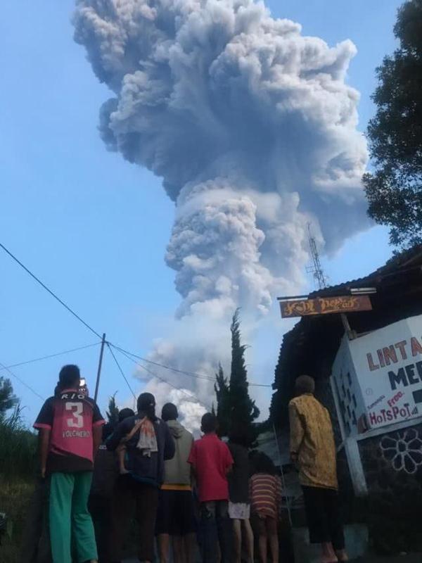 印尼最活跃火山再次喷发 形成6千米高壮观灰柱