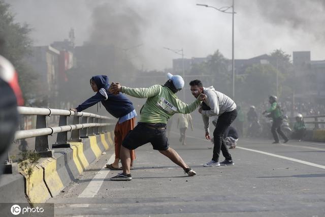 印尼示威者抗议佐科连任总统！与警方发生激烈冲突