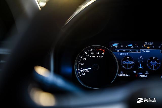 坐上一辆全地形头等舱的豪华皮卡，出发去一万种征途的自由世界