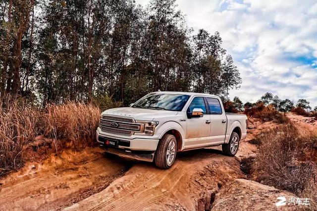 坐上一辆全地形头等舱的豪华皮卡，出发去一万种征途的自由世界