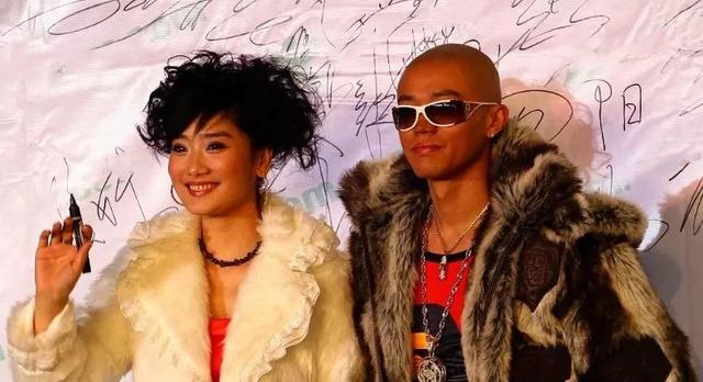 多亏玲花重情义，凤凰传奇才火了15年！不是两口子结婚生娃神同步