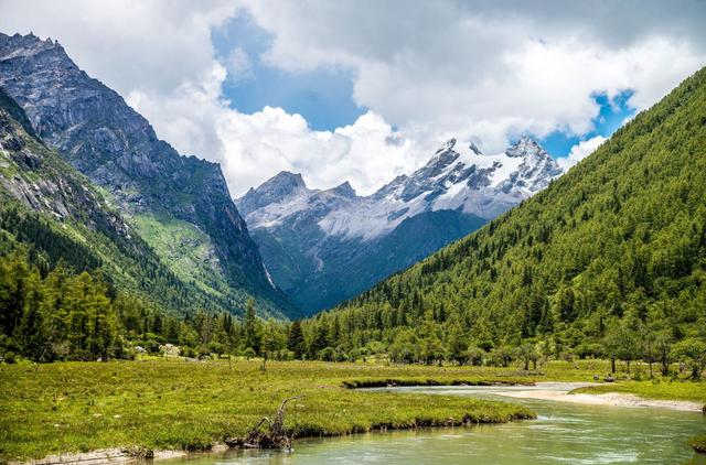 中国雄奇壮美的雪山，图文介绍其中18座，含“冰山之父”