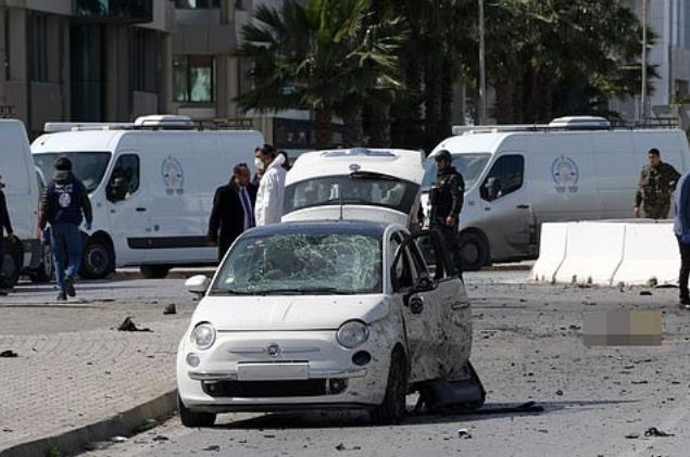 武装分子自杀式袭击美国大使馆，现场一地碎片，致死伤多人