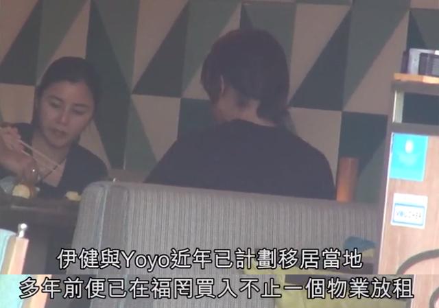 郑伊健夫妇返港，胸前挂空气净化包，被曝欲移居日本惹争议