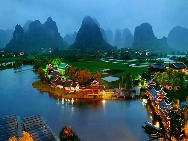 春暖花开去哪玩，15座美如画的小众县城，或许就在你家乡