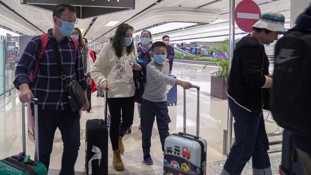 新加坡政府向民众发放免费可重复使用口罩，贸工部长提醒出门佩戴