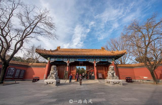 北京城的中心点不在故宫里，而在这座山上，崇祯曾在山底自缢