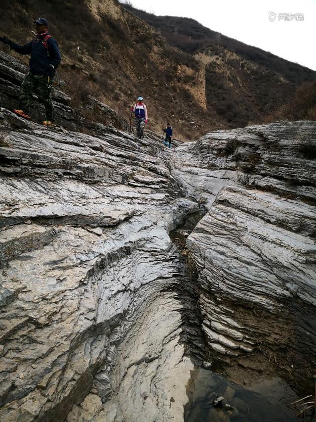 北遮沟里隐秘奇观，水流穿石别有洞天