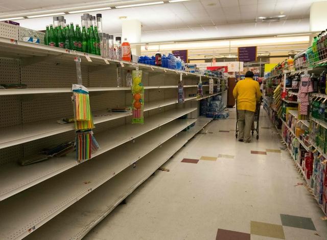 美国女子故意对着蔬菜面包不停咳嗽，超市被迫扔近25万元商品