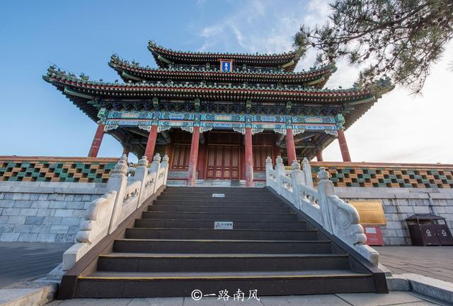 北京城的中心点不在故宫里，而在这座山上，崇祯曾在山底自缢