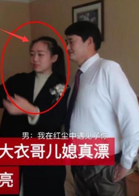 朱之文一家：妻子忙做直播，女儿吃成200斤，儿子娇妻美过网红