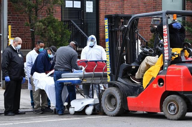 纽约惨状：医生戴口罩被开除，医院门口排满运尸体的卡车