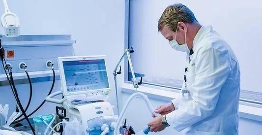 美国疫情这么严重，为什么特朗普和蓬佩奥还非让美国人民回国？