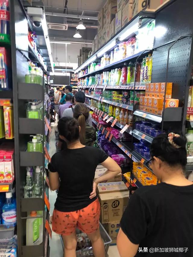 新增65！今天下午，新加坡超市被搶購一空！