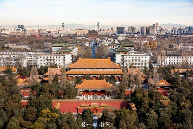 北京城的中心点不在故宫里，而在这座山上，崇祯曾在山底自缢