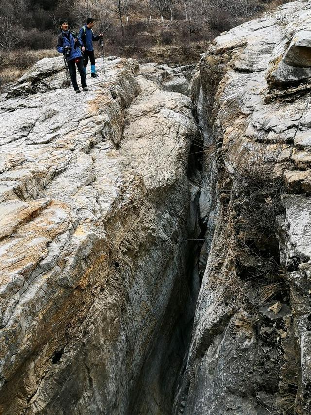 北遮沟里隐秘奇观，水流穿石别有洞天