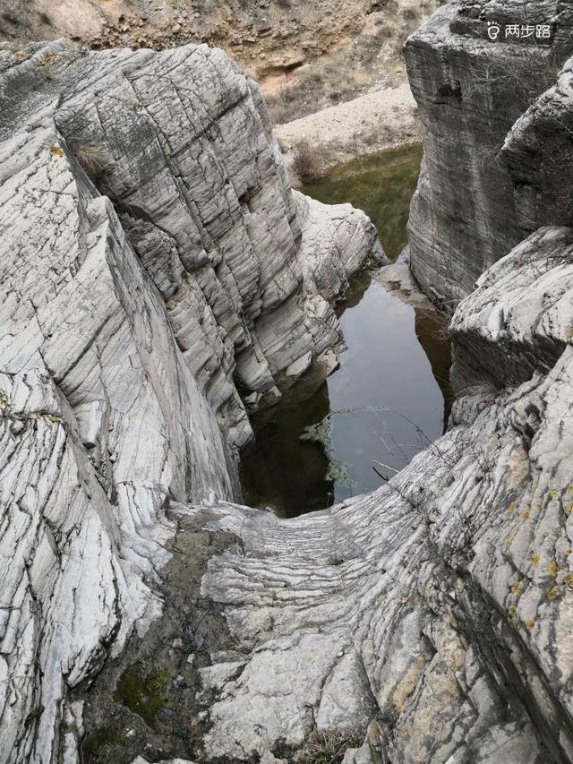 北遮沟里隐秘奇观，水流穿石别有洞天