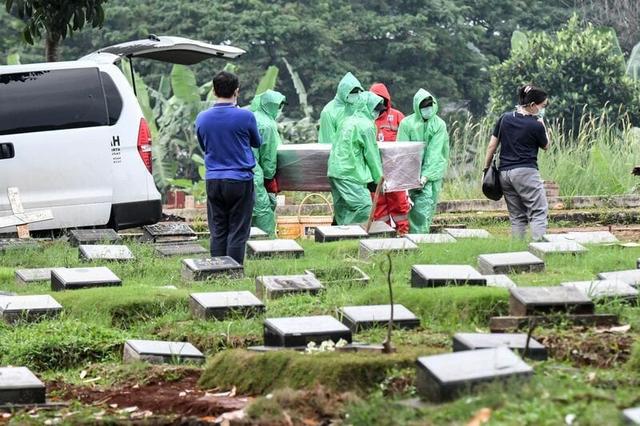 印尼一村庄被封锁：对死于新冠的村民施行沐浴礼后，15人一起中招